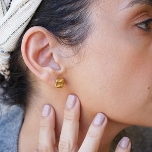 Bohemian gold wavy hammered square stud earrings, dainty earring, bohemian trendy modern earrings, gift for her, delicate minimal studs
