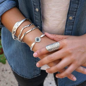 Bracciale rigido con moneta incisa in argento antico, smalto nero o turchese, braccialetti impilabili, bracciale rigido per feste, bracciale rigido minimalista delicato in stile boho.