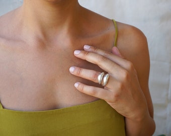 Antieke zilveren ring met zachte curve, verstelbare laagring in organische vorm, stapelbare delicate minimalistische vloeiende designring, gelaagde chique ring