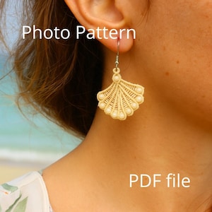 Op de afbeelding: Crèmekleurige macramé oorbellen in een waaier vorm met kleine, ronde, witte kralen. De oorbellen hangen aan een zilveren haak. De woorden "Photo Pattern" en "PDF file" zijn zichtbaar in de afbeelding.