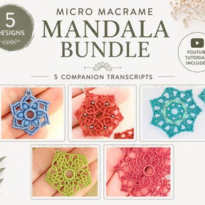 Op de afbeelding: Een digitale afbeelding getiteld Micro Macrame Mandala Bundle met 5 ontwerpen en inclusief YouTube-tutorial. De afbeelding toont vijf verschillende, ingewikkelde, stervormige macramé-ornamenten in blauw, rood, taling, limoengroen en donkerroze.