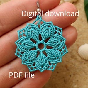 Może przedstawiać: Turkusowy kolczyk z makramy z kwiatowym wzorem. Kolczyk jest do pobrania cyfrowo, co wskazuje tekst. Złożone wiązanie tworzy szczegółowy, ażurowy wzór. Kolczyk wisi na srebrnym haczyku.