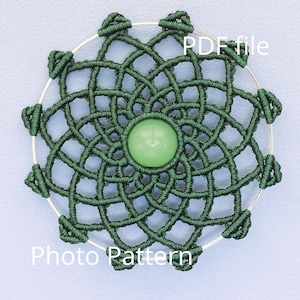 以下が含まれることがあります： 緑色の糸と銀色の輪でできたマンダラ。マンダラの真ん中には薄い緑色の石が置かれている。画像には「PDF file」と「Photo Pattern」の文字が見える。