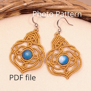 Puede incluir: Un par de pendientes de macramé dorados con piedras de ágata azul y blanca. Los pendientes cuelgan de ganchos plateados. "Photo Pattern" y "PDF file" están escritos en la imagen.