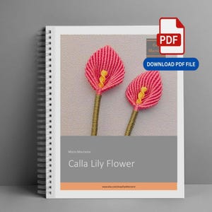 Könnte beinhalten: Eine spiralgebundene Anleitung mit dem Titel Micro Macrame Calla Lily Flower, die zwei rosa Calla-Lilien mit gelben Zentren und grünen Stielen zeigt. Das Cover enthält ein PDF-Download-Symbol sowie den Text Micro Macrame Calla Lily Flower.