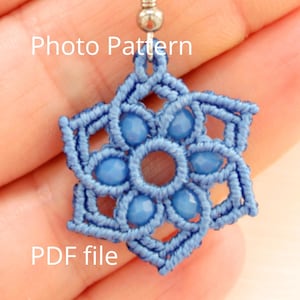 Può includere: Orecchini a forma di fiocco di neve blu e argento realizzati con macramè e perline. Gli orecchini sono mostrati su una mano con il testo "Photo Pattern" e "PDF file" sulle dita.