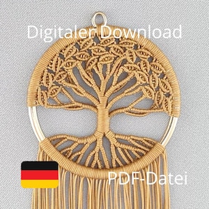 Peut inclure: Suspension murale en macramé faite à la main, avec un motif d'arbre de vie en tons de beige et d'or. L'œuvre est encadrée dans un anneau argenté et contient le texte "Digitaler Download" et "PDF-Datei".