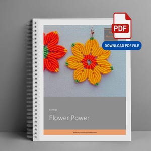 以下が含まれることがあります： Flower Powerと題されたスパイラル綴じのデジタルドキュメントで、マクラメ編みの花のイヤリングが掲載されています。デザインは、赤い中心を持つ黄色い花と、緑の中心を持つ部分的なオレンジ色の花で構成されています。右上にPDFダウンロードアイコンが表示されています。
