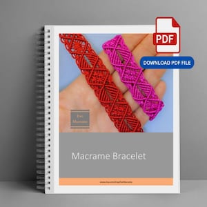 Puede incluir: Un cuaderno de espiral con una portada que muestra dos pulseras de macramé, una roja y otra rosa, con un patrón de nudos de diamante. La portada incluye el texto Ewi Macrame, Macrame Bracelet y un icono PDF con DOWNLOAD PDF FILE.