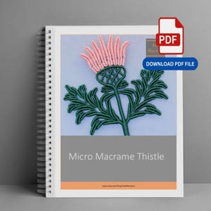 Puede incluir: Una guía de instrucciones con encuadernación en espiral titulada Micro Macrame Thistle, con una portada azul claro que muestra un gráfico de un cardo de macramé rosa y verde. Se ven un icono PDF rojo y un botón azul DOWNLOAD PDF FILE.
