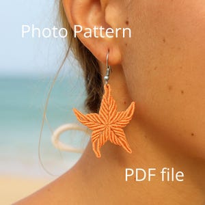 以下が含まれることがあります： 銀色のフックが付いたオレンジ色のヒトデのイヤリング。イヤリングは織り素材でできており、耳に装着します。画像には「Photo Pattern」と「PDF file」の文字が含まれています。