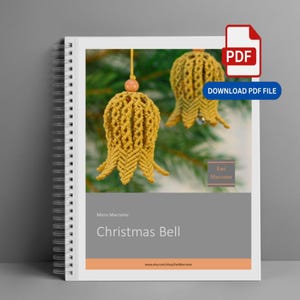Peut inclure: Un carnet à spirales présentant sur sa couverture deux cloches en macramé jaune moutarde suspendues à une branche de sapin. Le texte indique Micro Macrame Christmas Bell, Ewi Macrame, et DOWNLOAD PDF FILE avec une icône PDF rouge.