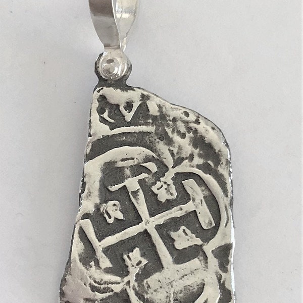 Colgante de moneda ATOCHA de plata de ley con forma de moneda rectangular de 8 reales