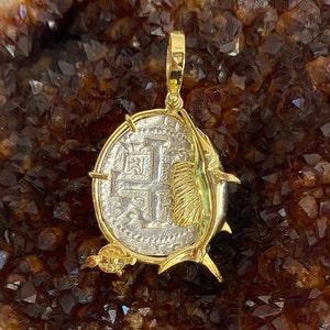 Pendentif pièce de monnaie Atocha époque 1600-1700 voilier plaqué or 14 carats moulinet bijoux de sport