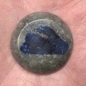 ZELDZAAM ( 100,5 ct. ) Opgepoetste Lazulite Designer Cabochon van Graves Mountain, Lincoln County, GA