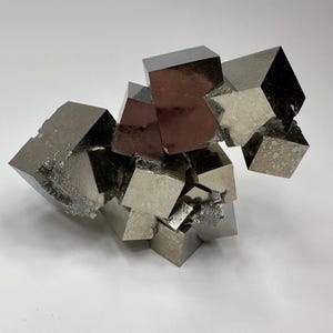 Excepcional__Gran cúmulo cúbico de pirita entrelazada y brillante___Mina Navajun, España