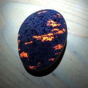 Free UV Light__Medium 4.48 OZ./ 127 Gram YOOPERLITE, Fluorescent Sodalite, Syenite, Emberlite From Lake Superior