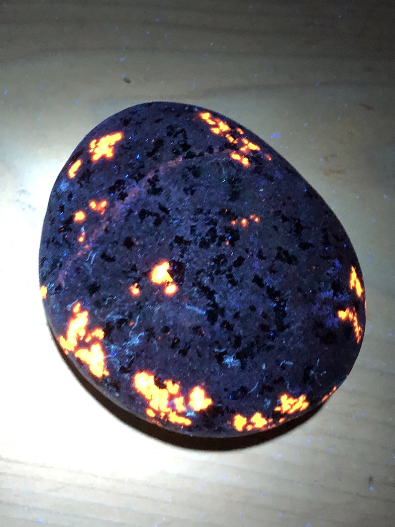 Syenite Fluorescent Sodalite Emberlite From Lake Superior 196.6 Gram YOOPERLITE Free UV Light/_/_Large 6.93 OZ