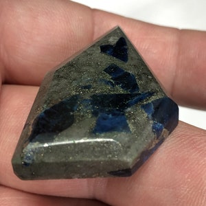 ZELDEN ( 95.5 ct. ) Gepolijste Lazulite Designer Cabochon uit Graves Mountain, Lincoln County, GA