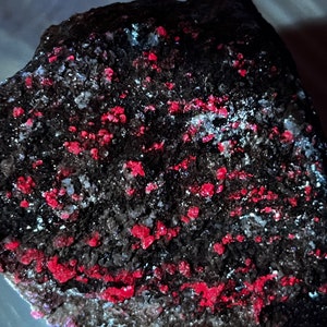 ZEER FLUORESCENT_robijnen in actinolietmatrix van Chunky Gal Mountain, Clay Co., North Carolina