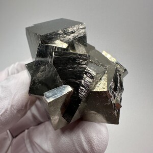 12 cubos__Gran grupo de cubos de pirita entrelazados y brillantes__Mina Navajun, España