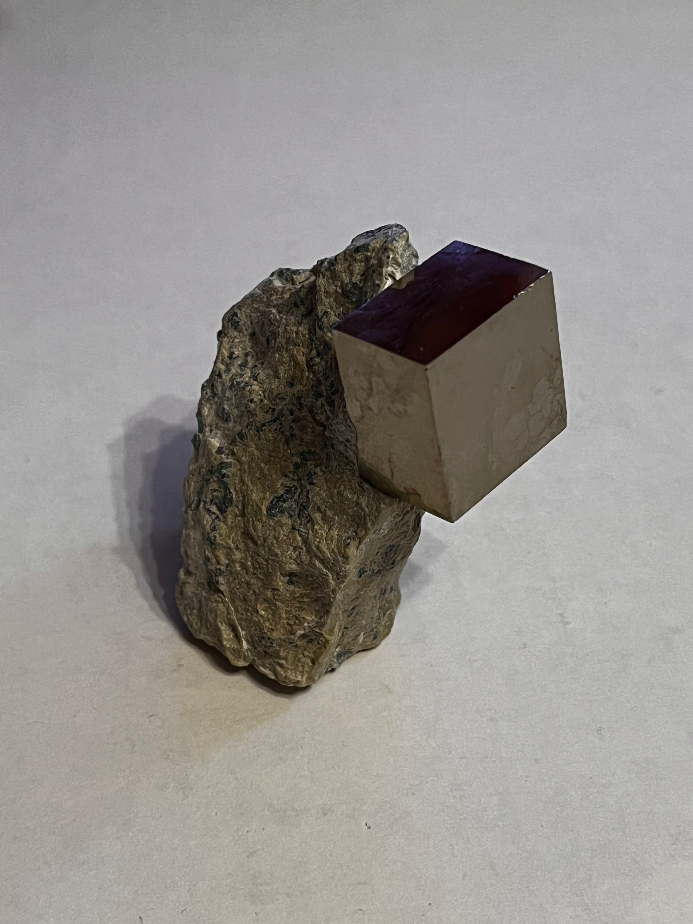 珍しい長方形__母岩上の光沢のある黄鉄鉱キューブ__ナバジュン鉱山