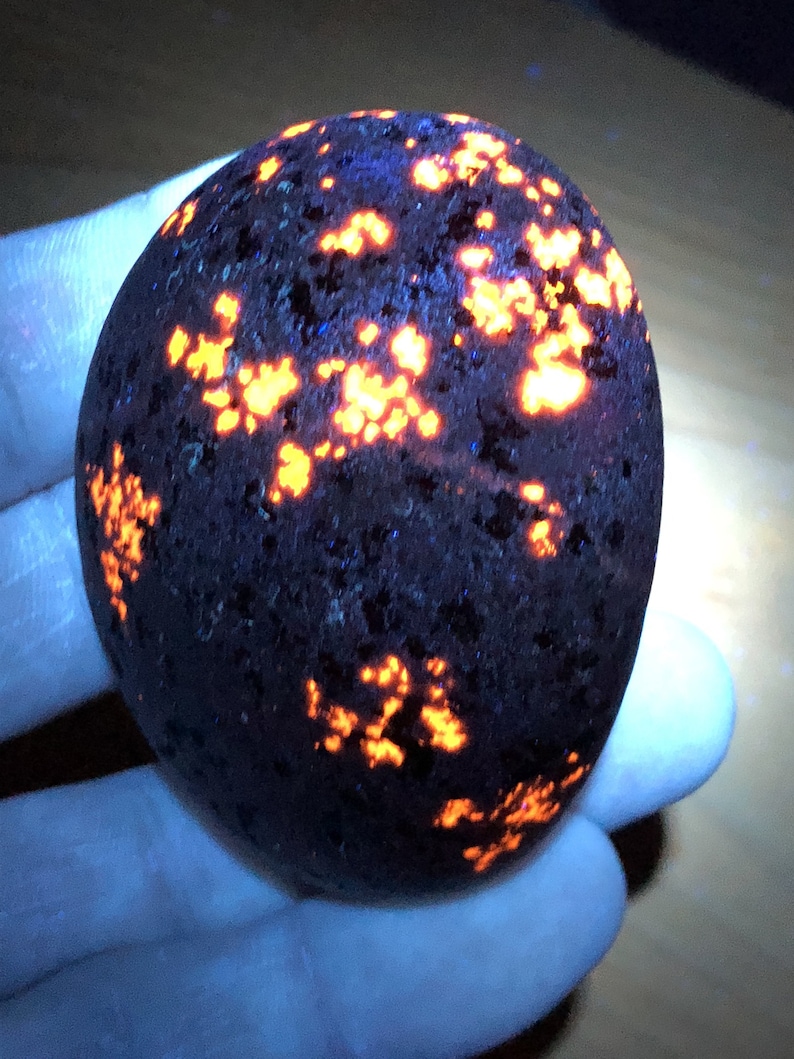 Syenite Fluorescent Sodalite Emberlite From Lake Superior 196.6 Gram YOOPERLITE Free UV Light/_/_Large 6.93 OZ