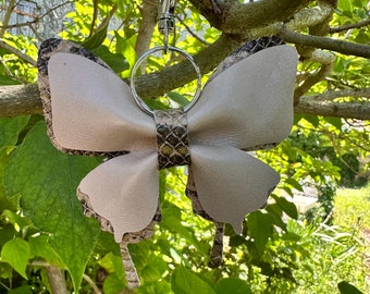 Beige Kroko Leder Schmetterling Schlüsselanhänger, Schmetterling Taschenanhänger, Schmetterling Taschenanhänger, Leder Ornament, Weihnachten, Schlüsselanhänger, Muttertag