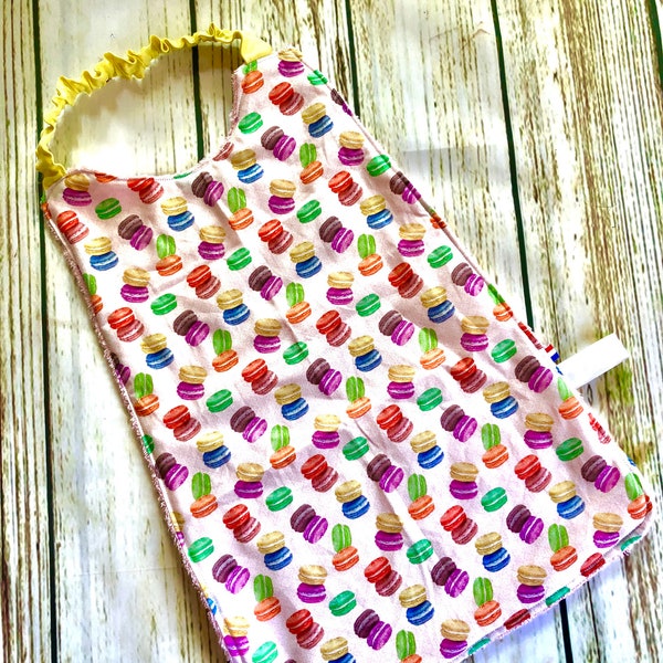 Serviette élastiquée de table pour maternelle, garderie, bavoir facile à enfiler pour cantine, nounou, rose macarons