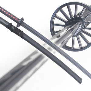Könnte beinhalten: Ein schwarzes Katana-Schwert mit einem rot-schwarzen Griff und einer schwarzen Scheide. Das Schwert wird in zwei Positionen gezeigt, einmal mit der Klinge ausgefahren und einmal mit der Klinge in der Scheide.