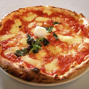 Italienische Sauerteig- Vorspeisen von der Insel Schia in Neapel in der Bucht von Neapel. . Die Original-Pizza