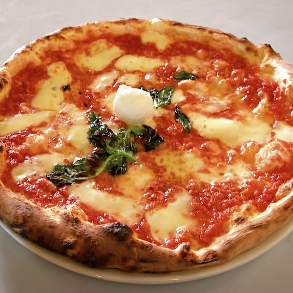 Entrée au levain italien de l’île de Schia, Naples dans la baie de Naples. . La pizza originale