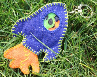 Spaceship with Aliens, Felt Spaceship, Felt Aliens, Handsewn Tiny Toy, Unique Gift, Felt Keychain, Keychain