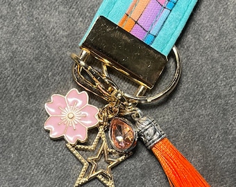 Encantador llavero de tela de pulsera: morado, aguamarina y dijes