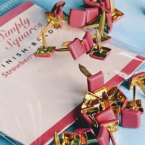 Brads rosa fragola, Brads rosa quadrato, Brads scrapbooking, Brads per la creazione di carte, basi di Bazzill, Brads di alta qualità, Brads quadrati