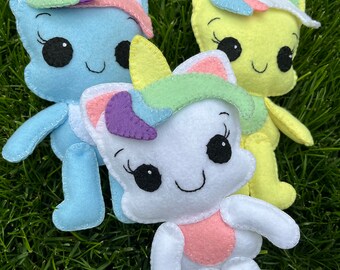 Unicornio de fieltro hecho a mano: peluche, decoración infantil