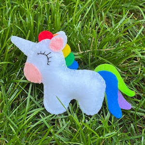 Unicornio pequeño, Unicornio de peluche, Juguete de fieltro, Unicornio de fieltro, Juguete de unicornio, Unicornio hecho a mano, Relleno de medias, Regalo De Cumpleaños