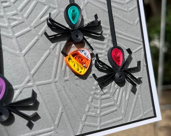 Cartão de Halloween com Aranha em Forma de Pena: Cartão de Saudações em Branco Feito à Mão