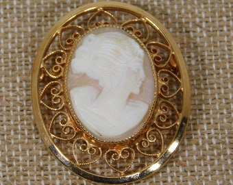 Carved cameo brooch in oval frame with open hearts 1/20 12 K  G F