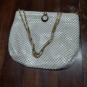 Cartera Whiting and Davis TM en color crema con detalles en tono dorado fabricada en EE. UU.