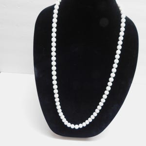 Collana in vetro di latte, chiusura a scatola lunga 35"