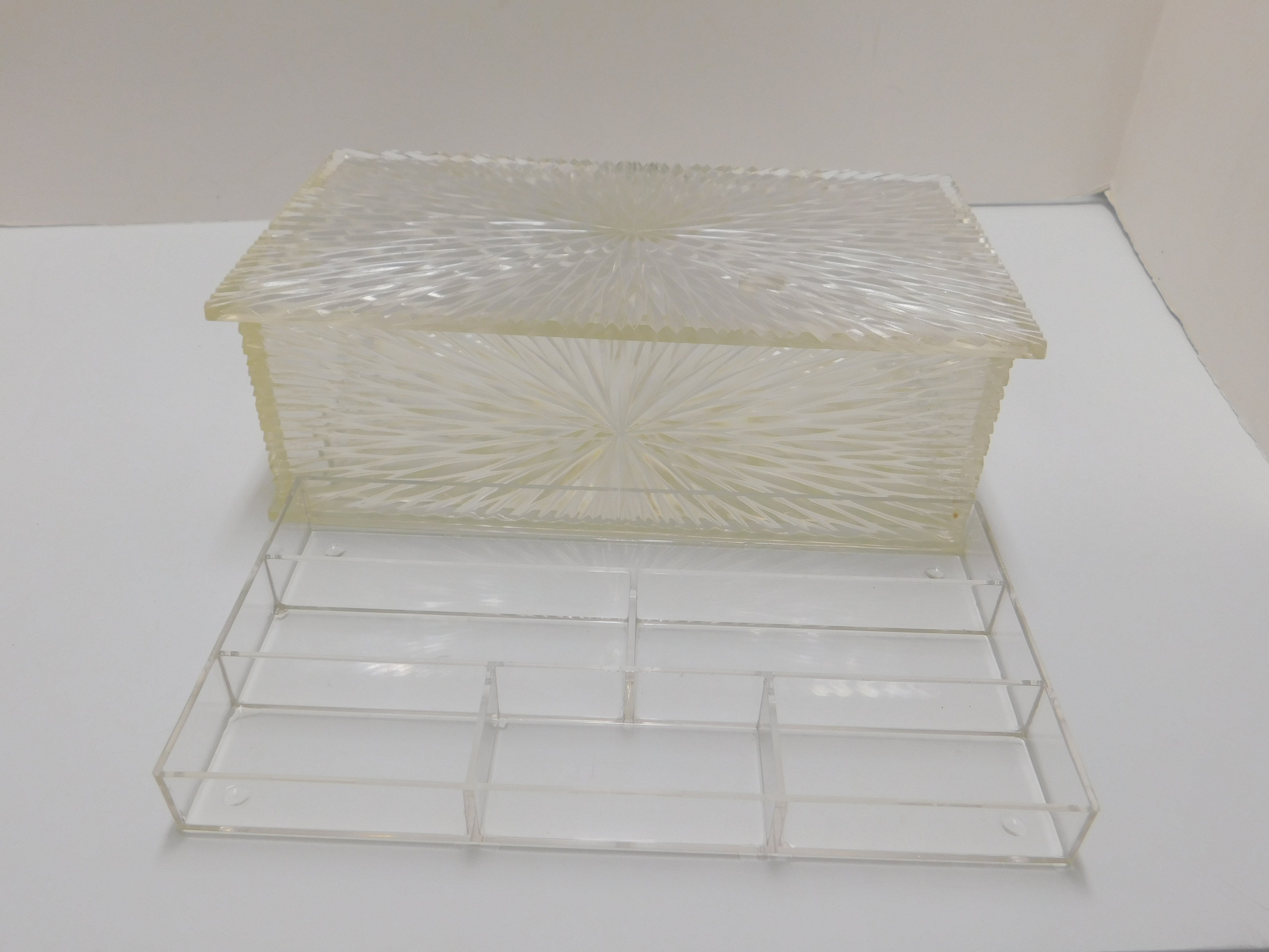 Lucite Celebrity jewelry box starburst design 9 1/4" by 5 1/4" by 3 1/8" with tray