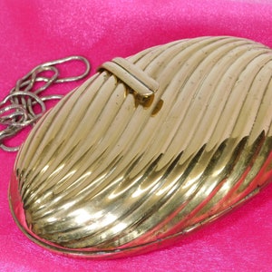 Oval Metall Umhängetasche Swirl gewellt Design eng Snap Filz Futter lange Kettenriemen Gold und Silber Ton