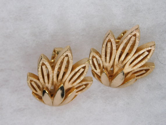 Crown Trifari clip earrings polished and textured… - image 3