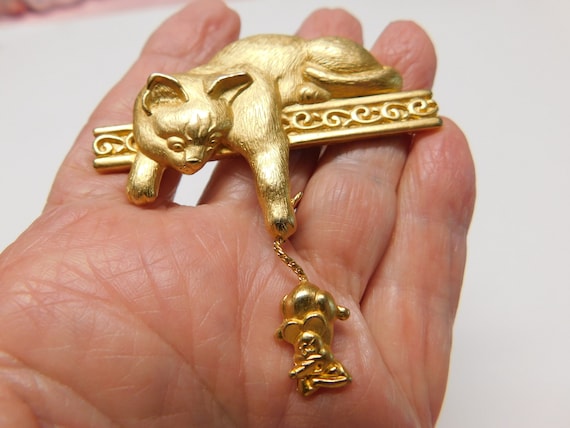 Whimsical JJ cat brooch dangling rat by tail gold… - image 4