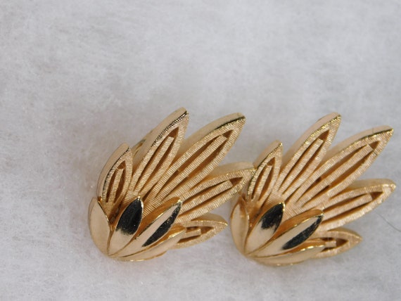 Crown Trifari clip earrings polished and textured… - image 2