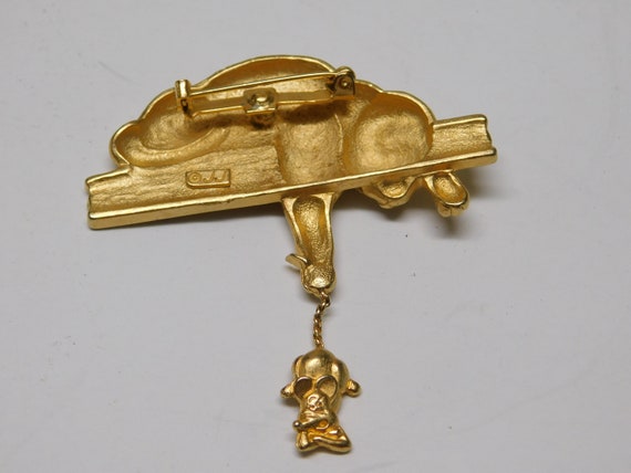 Whimsical JJ cat brooch dangling rat by tail gold… - image 3
