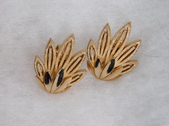 Crown Trifari clip earrings polished and textured… - image 1
