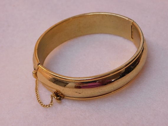 Napier bracelet gold tone safety chain push in bo… - image 1