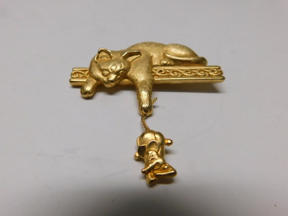 Whimsical JJ cat brooch dangling rat by tail gold… - image 1